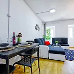 Beautiful And Spacious Flat In The Center * Лиссабон