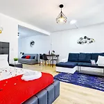 Beautiful And Spacious Flat In The Center *